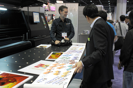 Dr. Hellmuth chequing some printing examples at ISA 2008.
