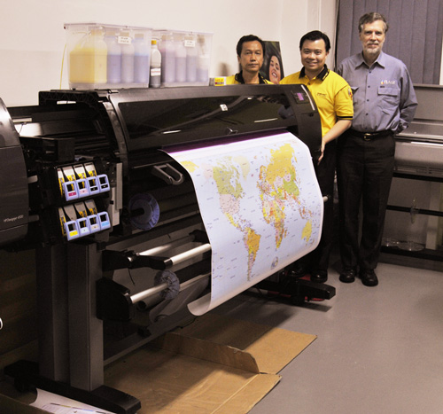 Nicholas Hellmuth inspecting a HP Z6100 at Sam Inks Singapore
